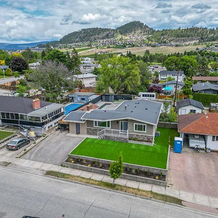 The Grand Oasis Villa Kelowna Exterior photo