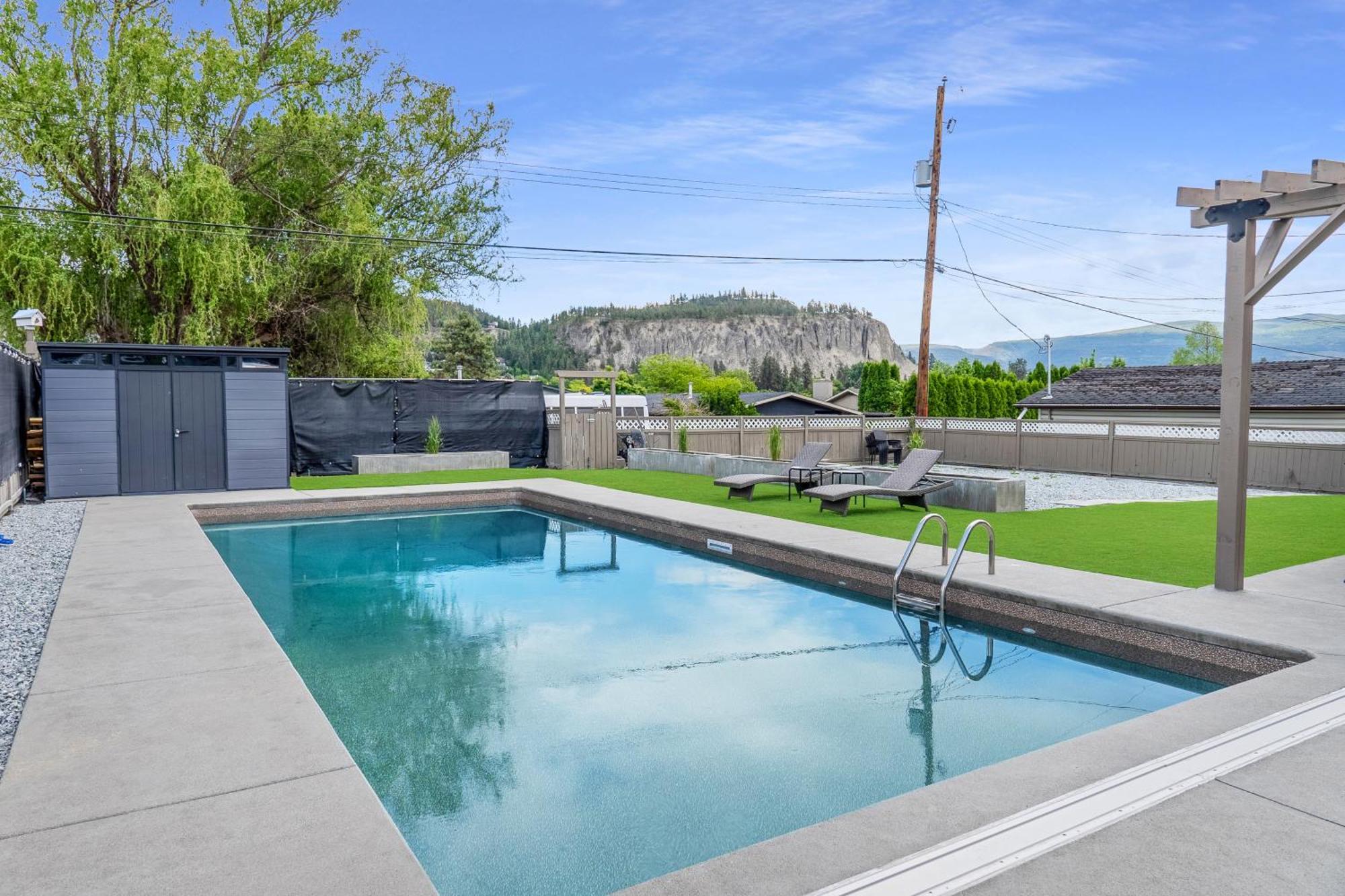 The Grand Oasis Villa Kelowna Exterior photo