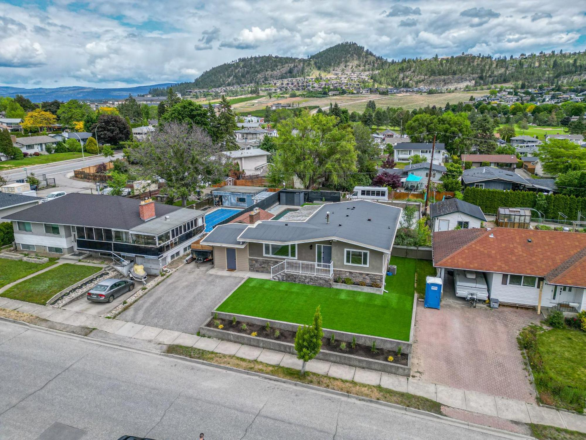 The Grand Oasis Villa Kelowna Exterior photo