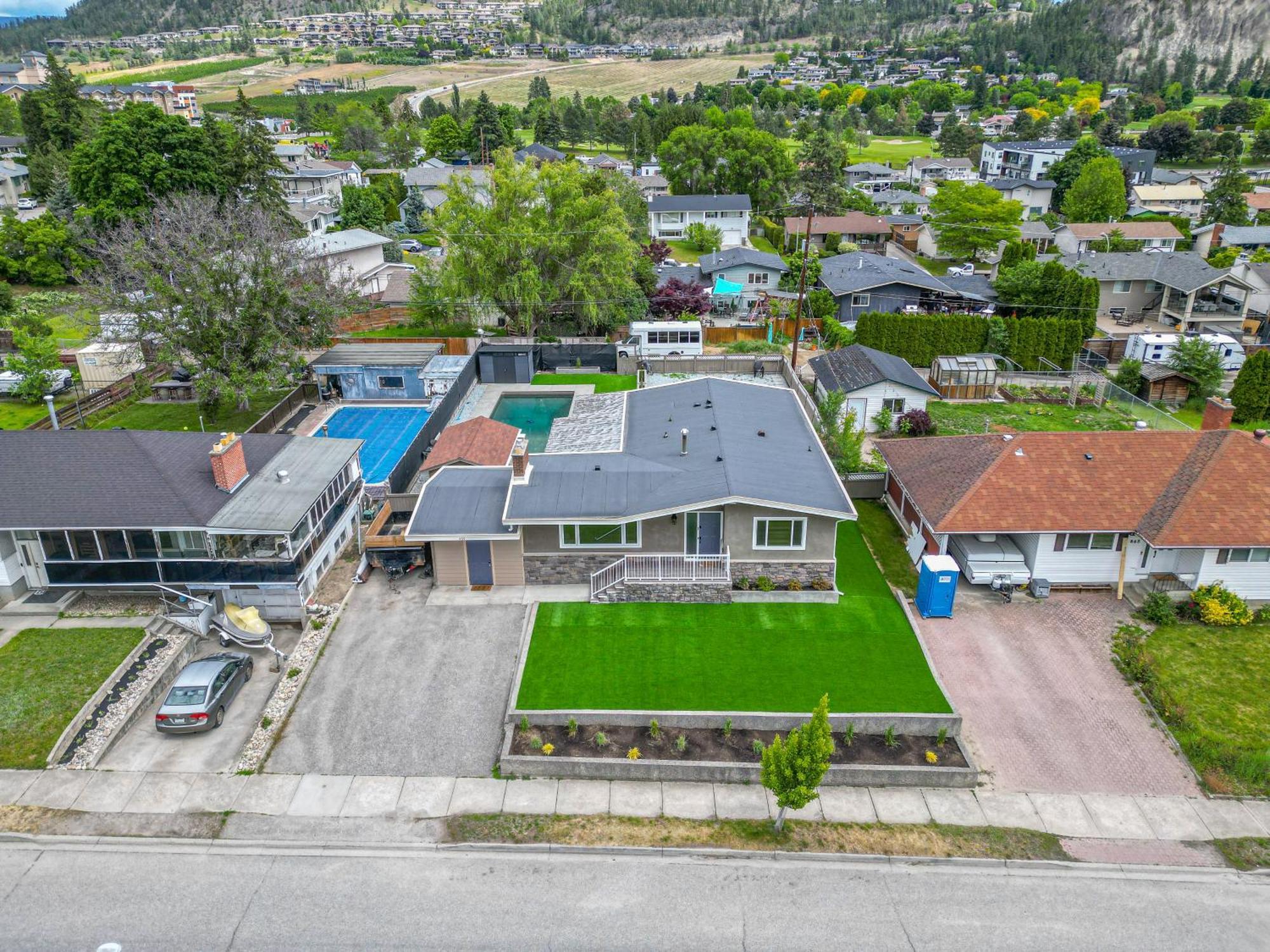 The Grand Oasis Villa Kelowna Exterior photo