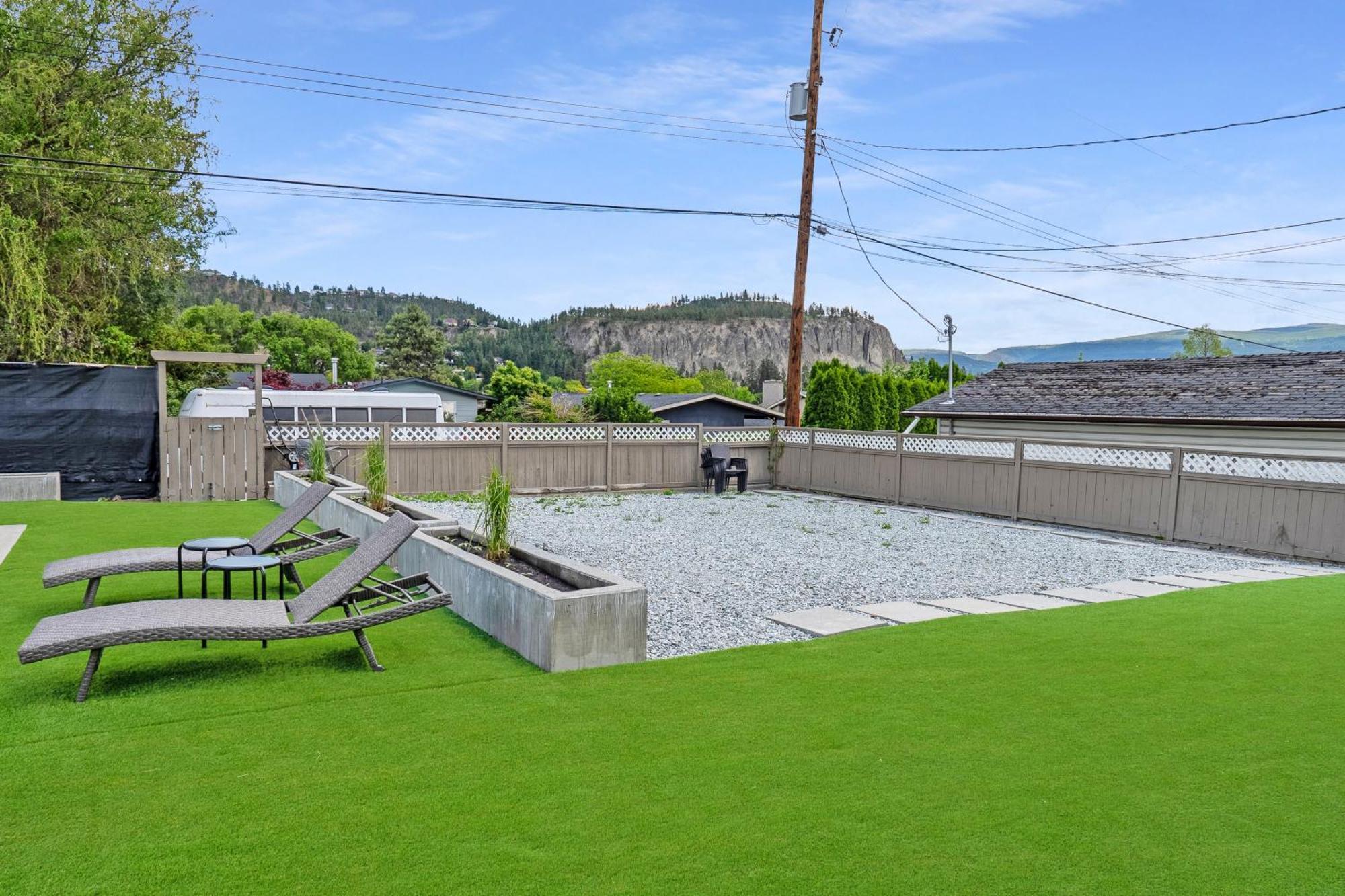 The Grand Oasis Villa Kelowna Exterior photo