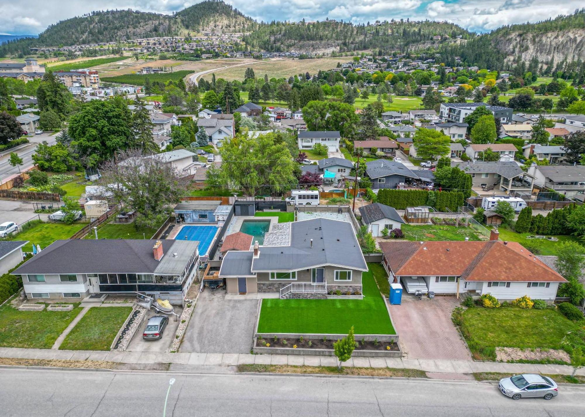 The Grand Oasis Villa Kelowna Exterior photo