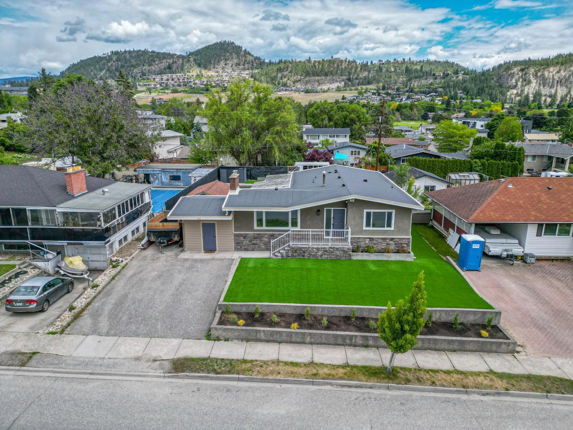 The Grand Oasis Villa Kelowna Exterior photo